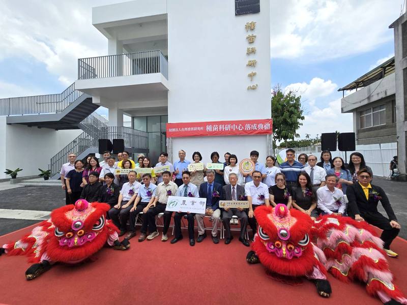 台灣香蕉研究所新建種苗科研中心，22日落成啟用，農業部長陳駿季（1排中）、蕉研所董事長陳建斌（1排右6）等人出席典禮。