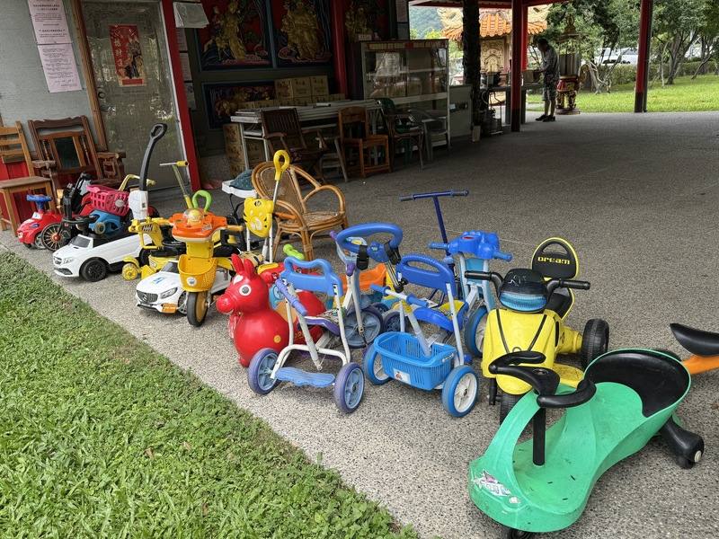 位於台中市豐原區的永康福德祠地處公園內，廟埕停放20多輛小朋友的玩具車，每天上午、下午總會吸引許多小朋友到廟埕騎車嬉戲。