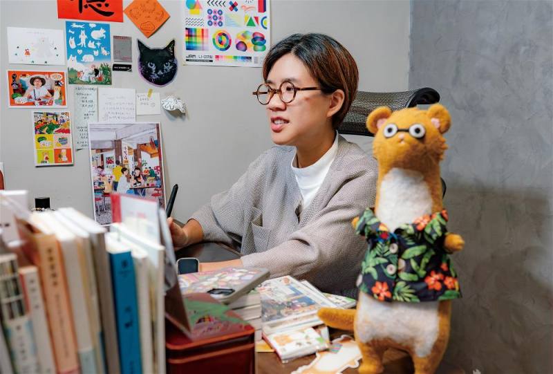 猶如羅寗化身的黃鼠狼，也推出相關周邊產品。（林旻萱攝）
Lo Ning has launched a series of products featuring a weasel character modeled on herself. (photos by Lin Min-hsuan)