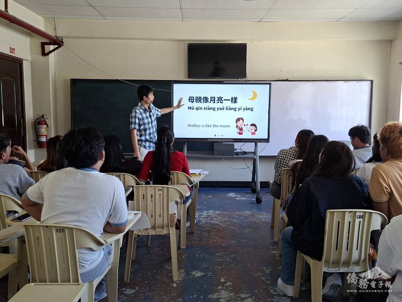 老師王品程教唱〈母親您真偉大〉，引導學生認識臺灣多元文化