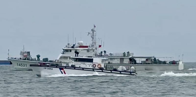 4艘中國海警船21日下午侵擾金門水域，海巡巡防艇併航監控蒐證，並透過廣播要求其立即轉向航離。（海洋委員會海巡署金馬澎分署提供）