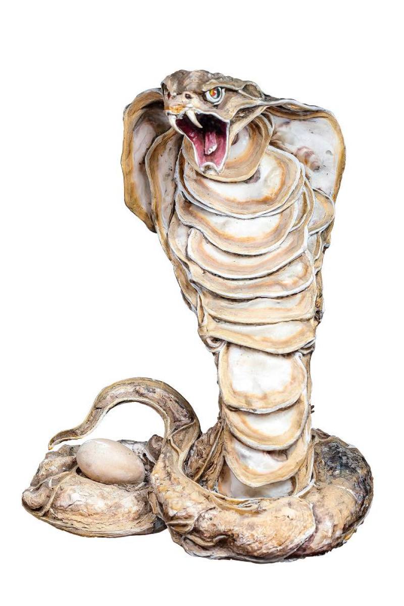 用蚵殼創作的生肖「蛇」。
Chen San-huo used oyster shells to create this snake, one of the twelve animals of the Chinese zodiac.
