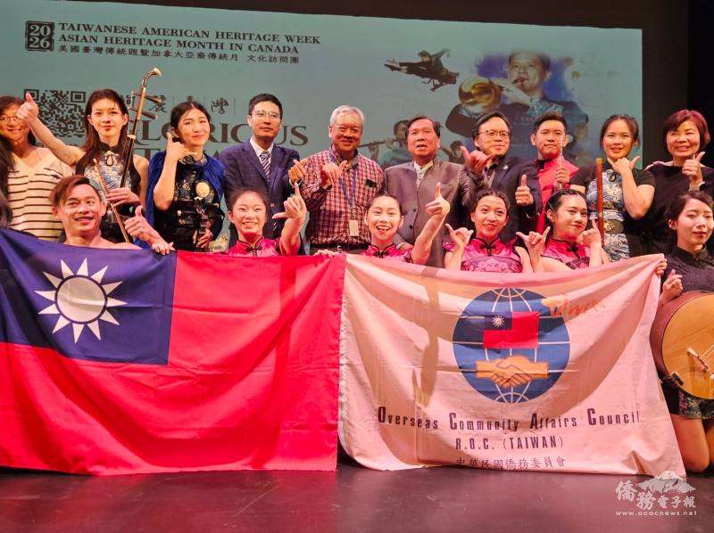芝加哥文教中心主任雷棋（後排左四）、明州臺灣同鄉會會長鄭光生（中）、當代樂坊團長李建興（後排右五）與部分來賓及演員合影