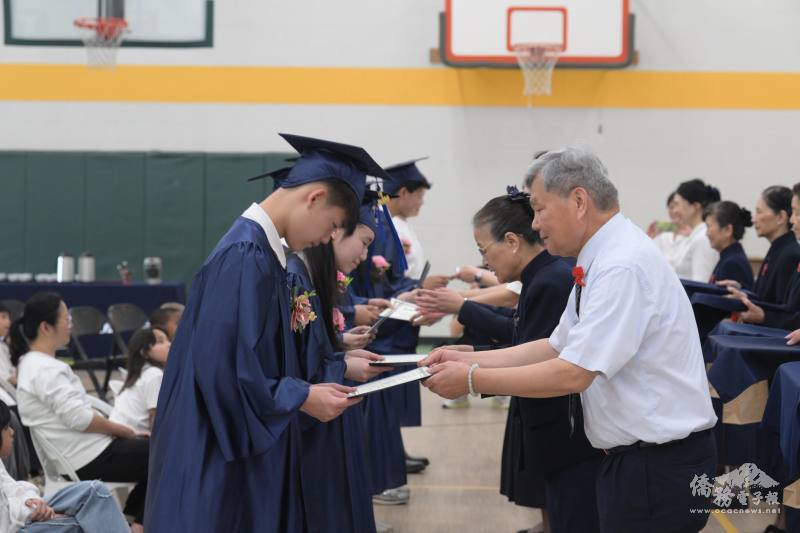 慈濟人文學校師長頒發畢業證書