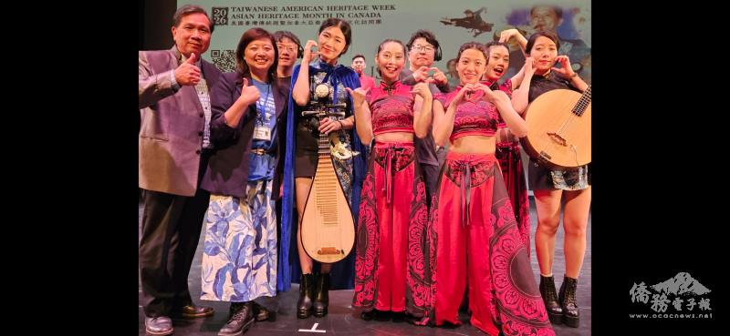 方沛文（左二）、李建興（左一）與部分演員合影