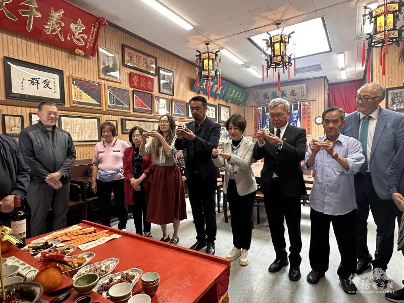 李副委員長於拜會五洲洪門致公總堂時，與該總堂會長梁國緯僑務顧問、駐舊金山辦事處朱永昌副處長、金山僑教中心劉岱欣副主任及眾昆仲一齊向洪門少林五祖上香祭拜