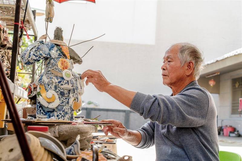 火師的剪黏生命，在敲摃與拼組之間，尋找傳統新的形狀。
Chen San-huo gives new expression to the traditional craft of jiannian as he explores ways to assemble ceramic fragments.