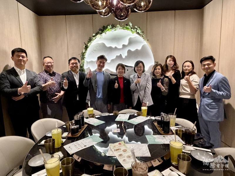 多位僑青與專業人士與李姸慧合影