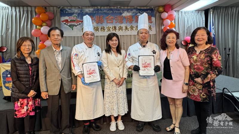 主辦單位頒贈感謝狀給主廚范德忠（右三）與李志龍（左三）兩位大廚
