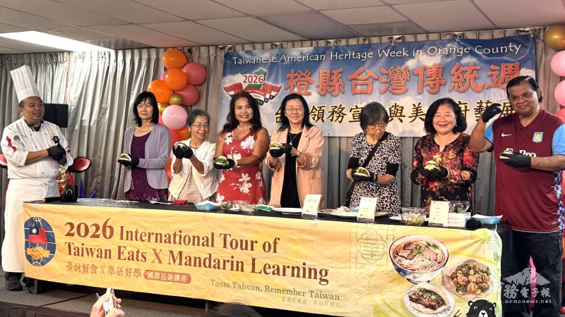 現場來賓參與體驗刈包製作過程