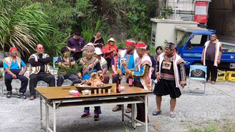 台東縣海端鄉利稻部落2020年10月3日因應當時台灣黑熊經常出現在南橫部落，於是在南橫公路上舉行「彼此互不侵犯的承諾宣誓」，同時祈福希望祖靈和鬼魂庇佑南橫公路安全。圖為當年所拍攝。