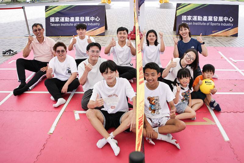 為積極推動國內運動平權、營造多元包容體育環境，國家運動產業發展中心23日舉辦「運動平權，有你有我！」坐地排球體驗活動，邀請排球國手蕭湘凌（後右）到場參與，與民眾同樂。（國家運動產業發展中心提供）