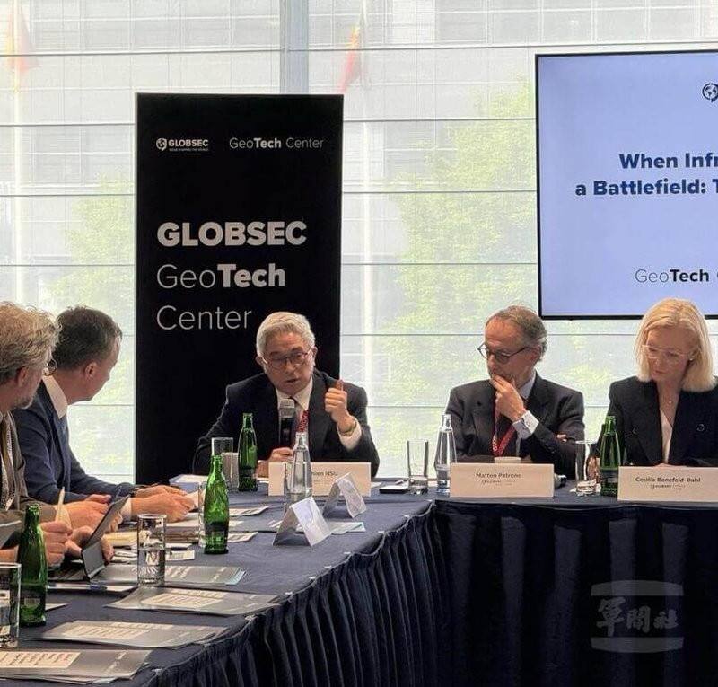 國防部副部長徐斯儉（右3）赴捷克出席GLOBSEC「當基礎建設成為戰場：基礎建設戰爭時代」座談會時，分享台灣面對安全威脅時的韌性與應變能力。（國防部提供）