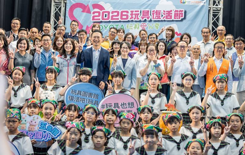 副總統與參與活動的夥伴、志工及小朋友們開心合影