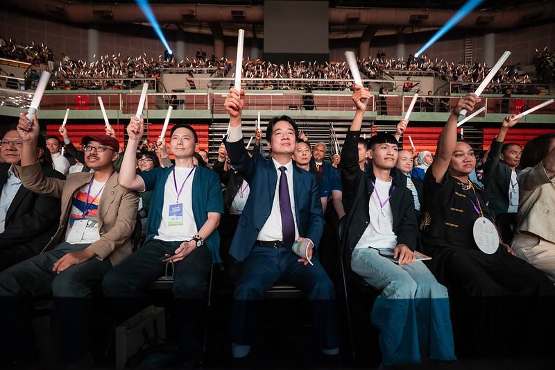 今年適逢臺灣總統直選30周年，賴清德總統今（23）日晚間出席在屏東縣立體育館舉辦的「2026總統府音樂會─民主台灣 南風暖歌」
