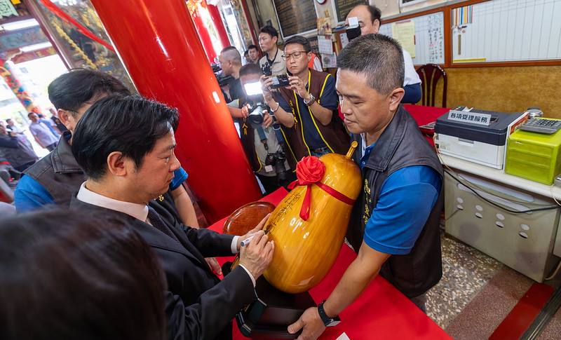 總統前往「嘉義埤仔頭王靈宮」參香祈福