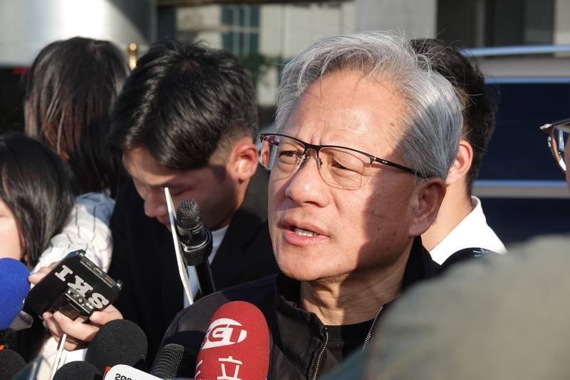 輝達執行長黃仁勳（前）23日下午搭乘私人專機抵台，在松山機場商務中心外接受媒體聯訪，分享此次來台目的。