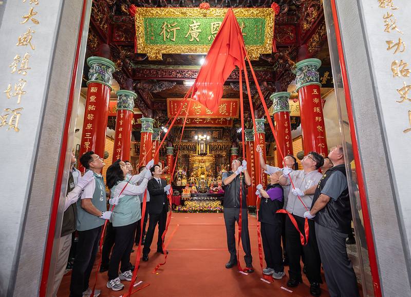 賴清德總統今（24）日上午前往「嘉義埤仔頭王靈宮」參香祈福，並致贈匾額「湛恩廣衍」