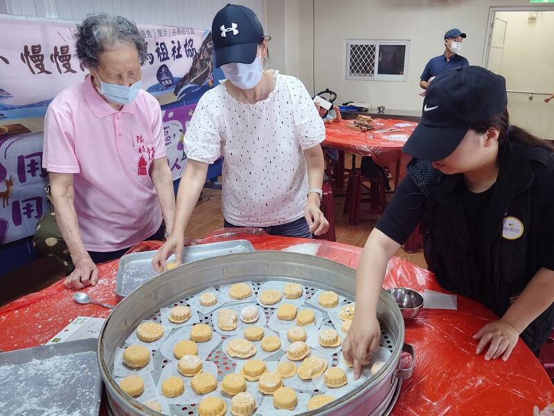 「龜桃」為馬祖地區喜慶酬神時常見點心，鐵板社區發展協會為傳承馬祖在地美食文化，23日舉辦親子傳統美食研習，透過實際製作，將馬祖人共同的美食記憶傳承給下一代。