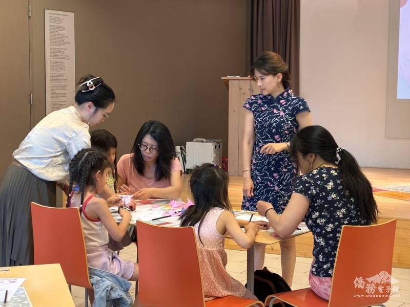 老師協助家長與孩子剪紙
