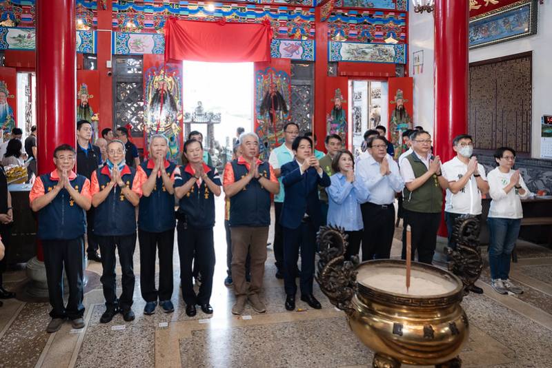 賴清德總統23日下午前往「屏東市代天宮」參香祈福