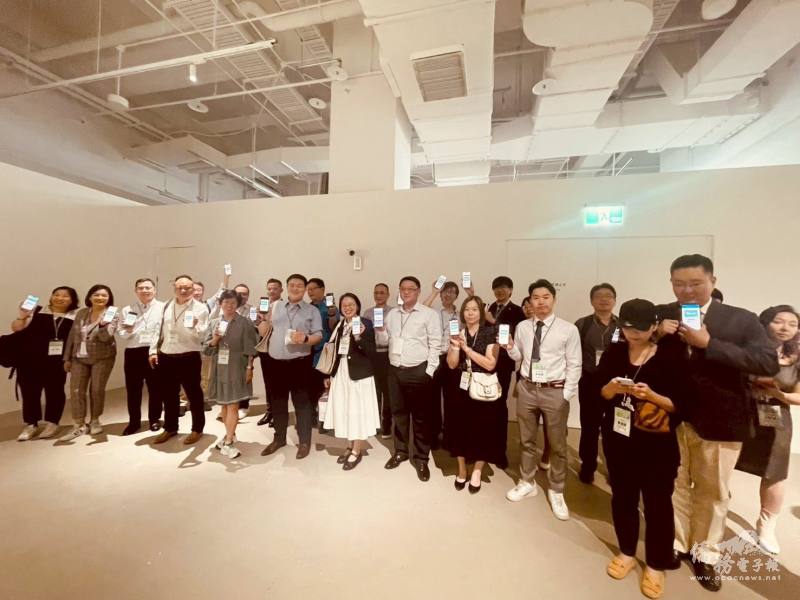 學員至i僑卡特約商店──台北流行音樂中心參訪