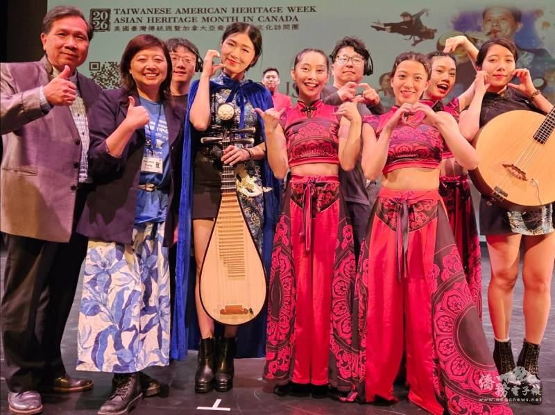方沛文（左二）、李建興（左一）與部分演員合影