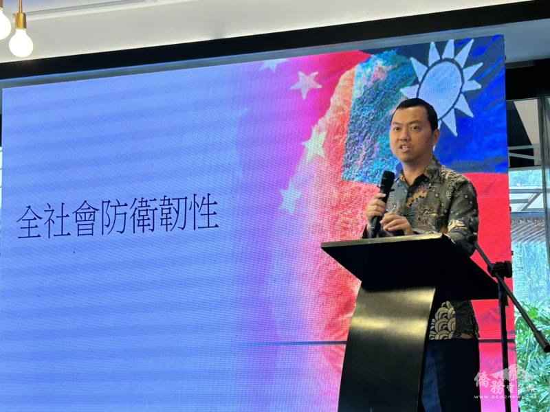 今年新到任的駐印尼代表處軍協組組長林柏源來到萬隆擔任全社會防衛韌性講座