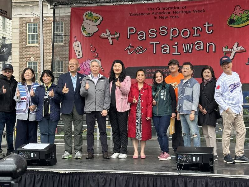 第22屆紐約台灣巡禮文化藝術節在曼哈頓聯合廣場舉行，駐紐約辦事處長李志強（左5）與政界、僑界出席開幕。
