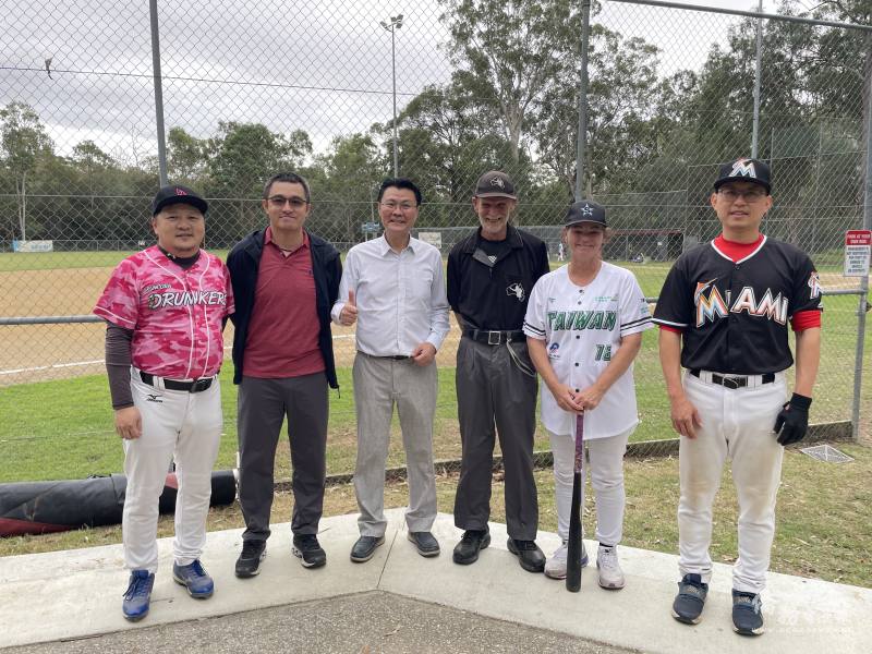 由左至右：Runcorn Drunkers隊長Rickey Lo、昆士蘭臺灣中心主任許俊湧、駐布里斯本辦事處處長范厚祿、SQWBL會長Andrew Gallpen、秘書長Karen Gallpen、Marlins隊長Tony