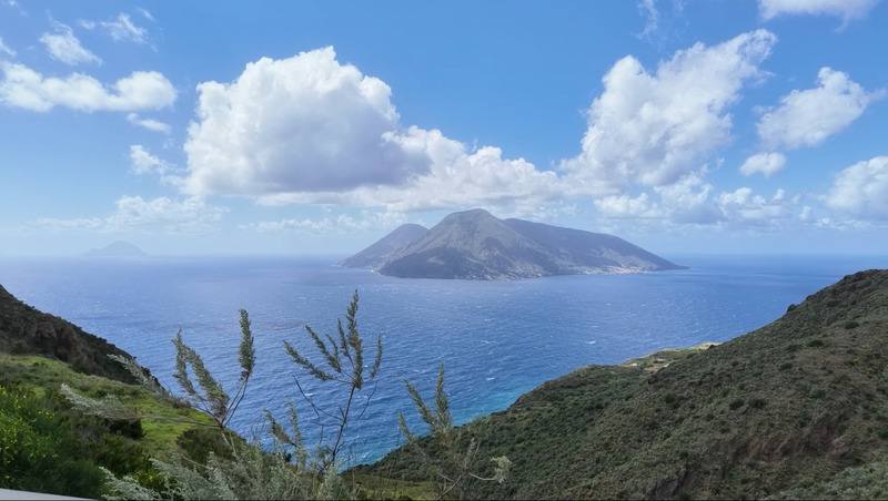 西西里島東北部的7座小島組成的「伊奧利群島」，是聯合國世界遺產，享獨特火山地形、絕美海景。