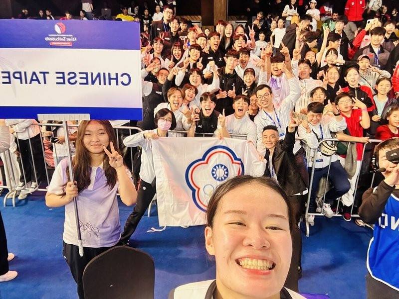 2026亞洲跆拳道錦標賽台灣女將張芮恩（前）24日在女子62公斤級金牌戰氣走中國名將駱宗詩，拿下生涯首面亞錦賽金牌，賽後興奮與代表團隊友們自拍合影。（教練朱建安提供）