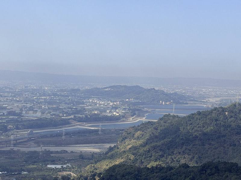 南投縣草屯鎮九九峰森林步道風景秀麗，遊客可欣賞山巒、溪谷及遠眺中部平原、國道、鳥嘴潭人工湖等。（林業及自然保育署南投分署提供）