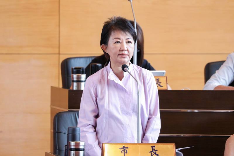 台中市長盧秀燕25日宣布，115學年度起台中公私立國中小及高中職弱勢生，共享免費營養午餐政策，受惠人數約24萬人。