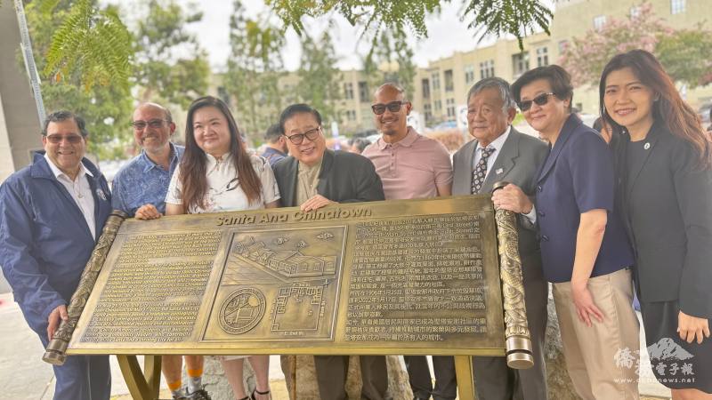 社區領袖見證聖塔安那華埠紀念碑成為新地標