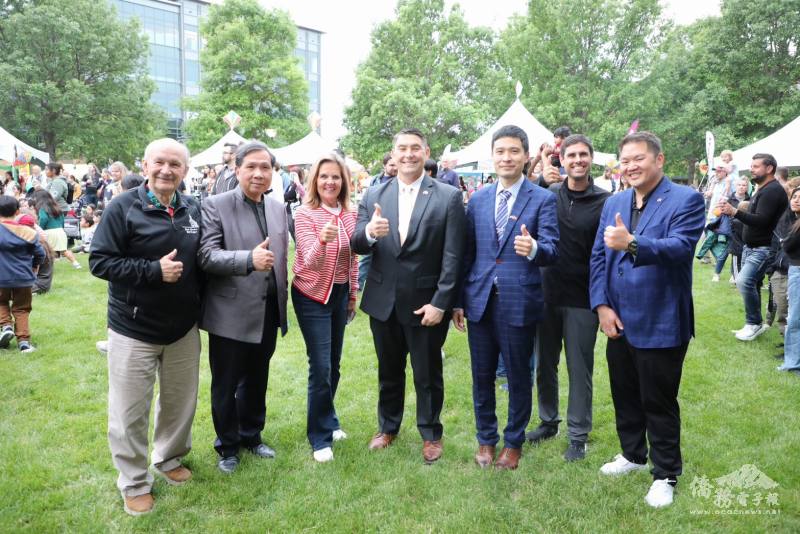 (由左至右)貴賓合影，愛荷華州參議員Bill Dotzler、當代樂坊李建興團長、眾議員Barb Kniff McCulla、眾議員Henry Stone、芝加哥文教中心主任雷棋、友臺連線榮譽主席Nate Boulton及愛荷華州夥伴關係計畫臺灣主席Tim Ng