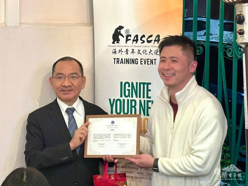 聖保羅文教中心主任尤正才（左）頒證感謝狀給林秉宏（右）
