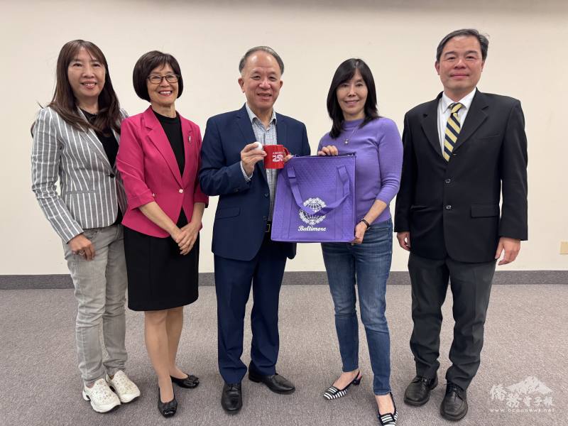 會長白寶珠（右2）致贈紀念品予吳達義，並同與會貴賓文教中心主任黃正杰（右1）、北美臺商聯合總會總會長白越珠（左2）及世華奧蘭多分會會長黃百齡（左1）合影留念