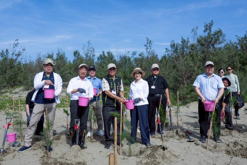 副總統種下臺灣原生樹苗，並進行覆土及澆水，象徵攜手守護海岸生態、深化土地復育行動，為臺灣環境永續發展扎根
