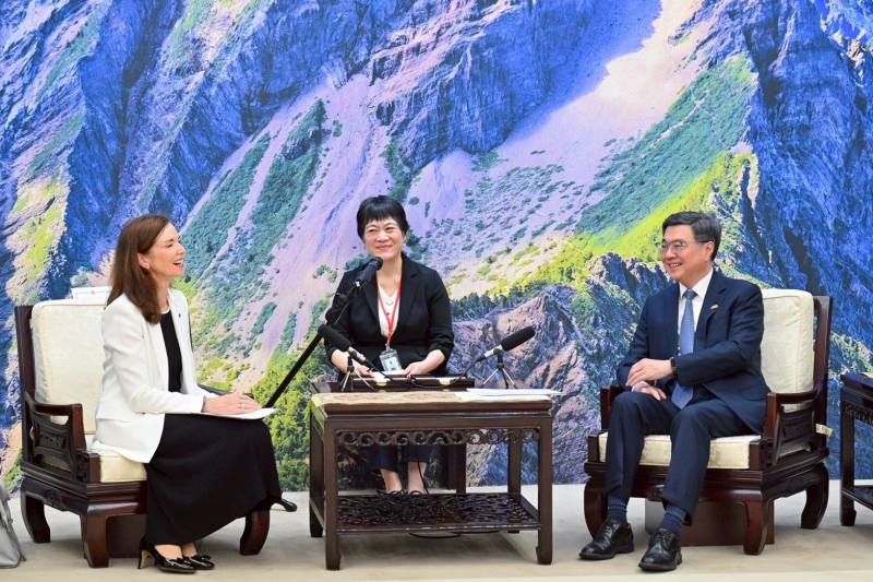 行政院長卓榮泰接見加拿大駐台北貿易辦事處何曼麗代表一行