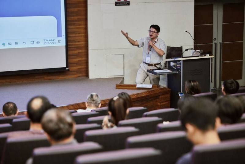教育部日前在台灣師範大學舉辦的「115年度教育部高級中等學校自然領域適性教材跨計畫交流會」，台北市永春高中教師曾慶良（後）分享AI如何融入日常教學。（教育部提供）