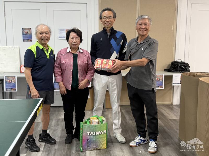 榮譽主席鍾雅澤(左1)、行政總監洪秋月(左2)、梁毅鵬(右2)與董事主席黃群育(右1)發送臺灣知名茶飲及點心