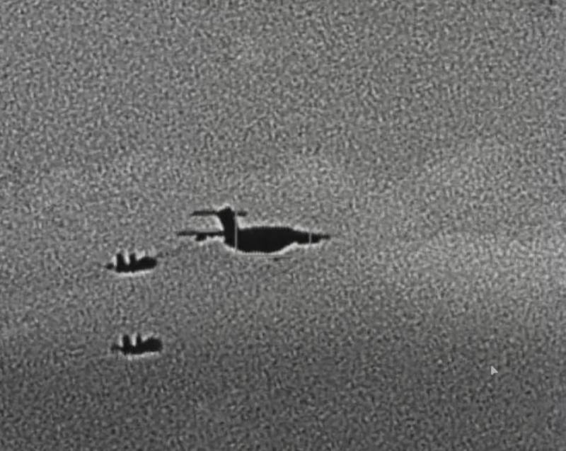 中共機艦25日下午起執行聯合戰備警巡擾台，國軍披露F-16戰機監控中共運油20加油機（右）畫面。（國防部提供）