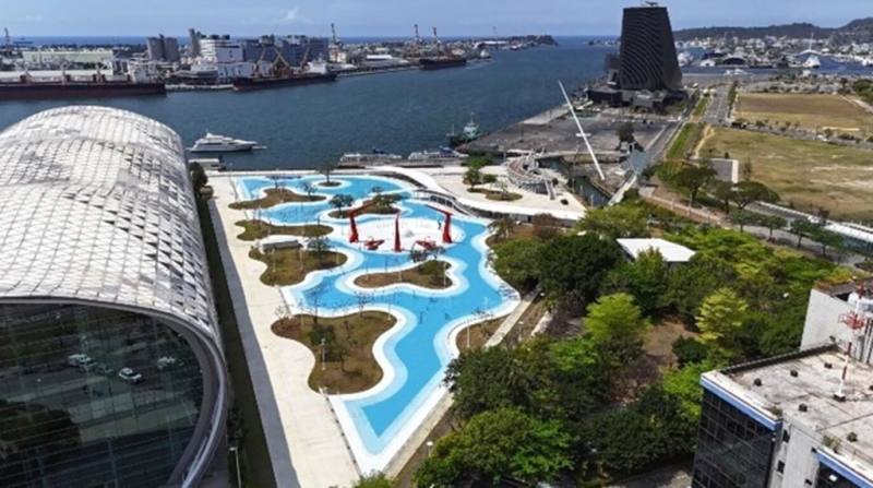 高雄星光水岸公園總面積約2.9公頃，市府工務局將戲水區進行升級改造，新增滑水道、水上鞦韆等互動設施及遮陽步行廊道，5月30日啟用。（高雄市工務局提供）