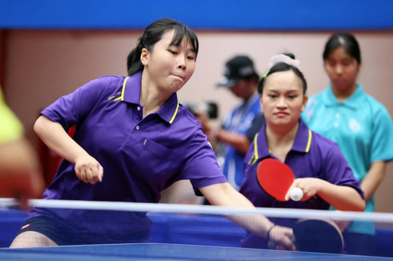 身障桌球選手田曉雯（前左）與大她10歲的搭檔伊斯坦大．莎霏（右紫衣）攜手參加115年全國身心障礙國民運動會桌球WD20級賽事，順利摘金完成3連霸。（新北市體育局提供）