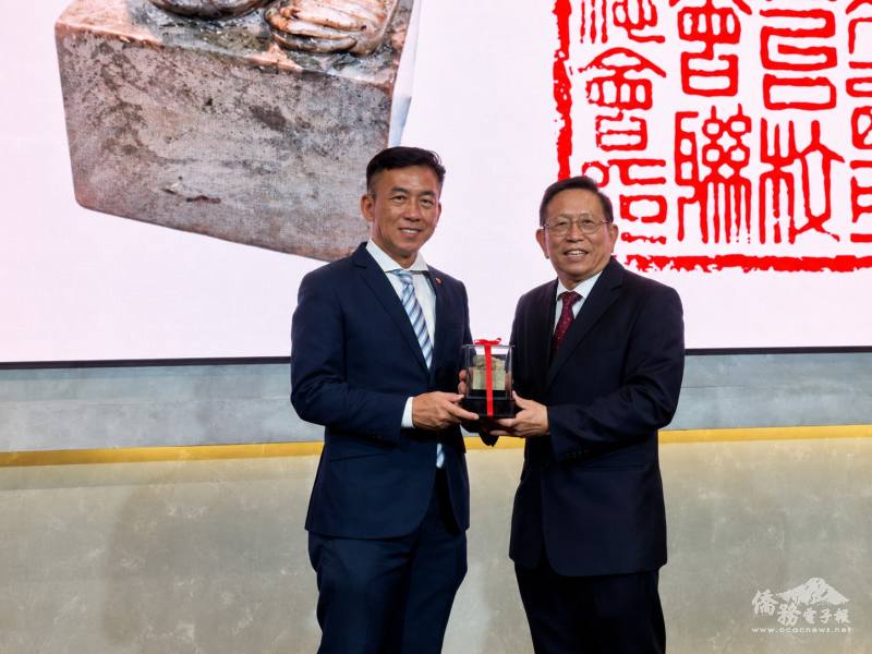 留台聯總原任會長彭慶和（左）於會員代表大會上進行會長交接儀式，象徵性移交玉璽予新任會長洪進興（右），象徵薪火相傳，開啟留台聯總新篇章