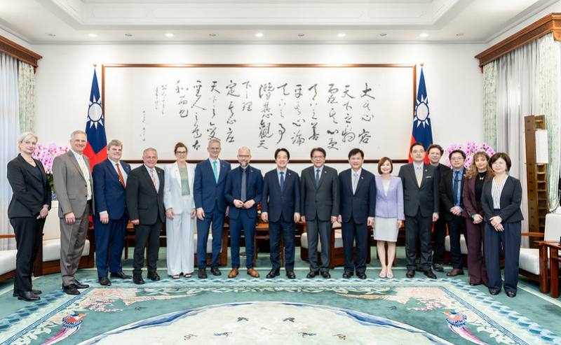 總統與「德國國會友臺小組跨黨派議員訪問團」合影