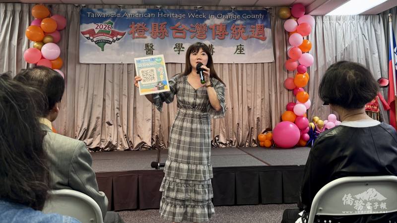 橙縣文教中心主任蕭蓓如向來賓解說申辦i僑卡的福利