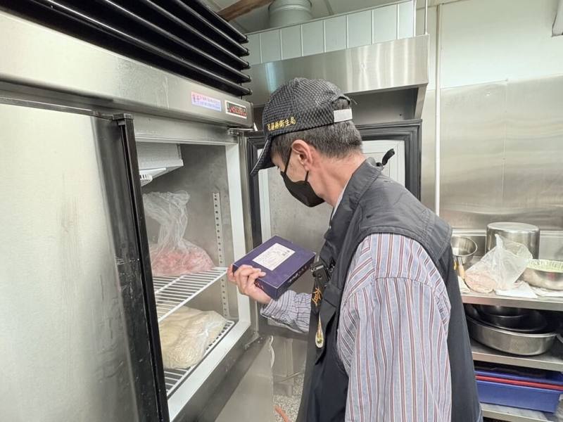 花蓮縣衛生局1至4月接獲醫療院所通報13件疑似食品中毒事件，其中6件驗出諾羅病毒（占46.2%）最多，經調查後均已排除食品中毒，仍反映出生活環境中病菌活躍。圖為衛生局人員稽查店家食品衛生。（花蓮縣衛生局提供）
