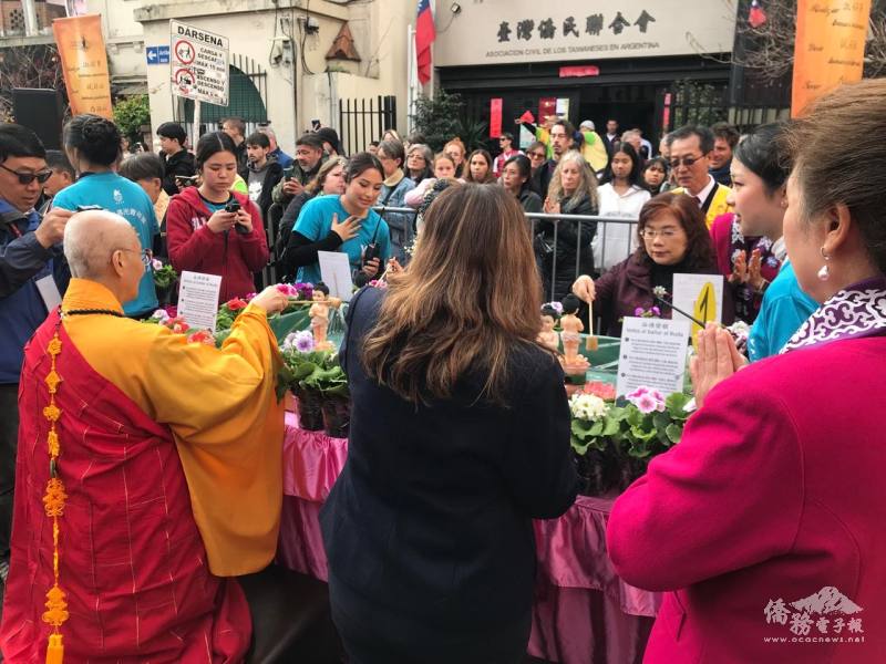 駐阿根廷大使謝妙宏參加浴佛祈福